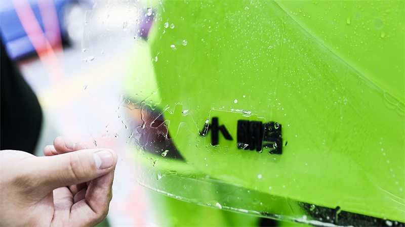 小鹏p7超闪绿施工YEECAR隐形车衣流程 小鹏p7超闪绿施工YEECAR隐形车衣流程