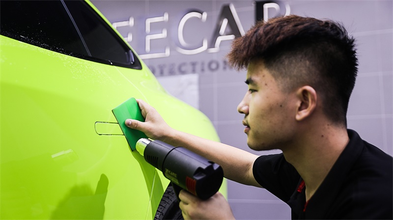 小鹏p7超闪绿施工YEECAR隐形车衣流程 小鹏p7超闪绿施工YEECAR隐形车衣流程