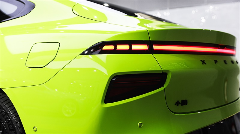 小鹏p7超闪绿施工YEECAR隐形车衣效果展示 小鹏p7超闪绿施工YEECAR隐形车衣效果展示