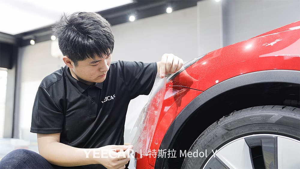 特斯拉ModelY红色施工YEECAR隐形车衣流程及效果展示(图五) 特斯拉ModelY红色施工YEECAR隐形车衣流程及效果展示(图五)