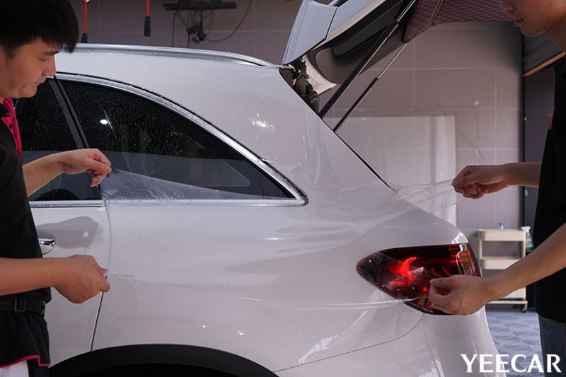 奔驰GLC 300L漆面保护膜施工过程展示（施工中 图十二）