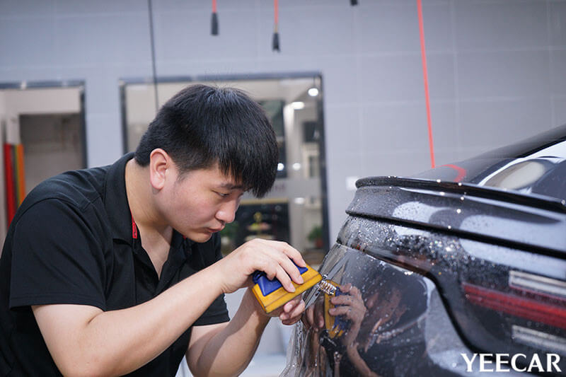 保时捷卡宴施工YEECAR漆面保护膜过程展示（施工中）