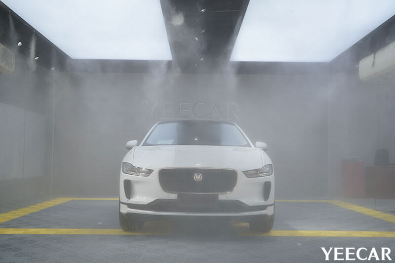 捷豹施工YEECAR漆面保护膜过程展示（无尘喷淋 图二）